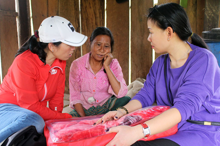 Mế Hồ Thị Bạo xúc động khi được nhận quà Tết của những đứa con miền xuôi lên tặng