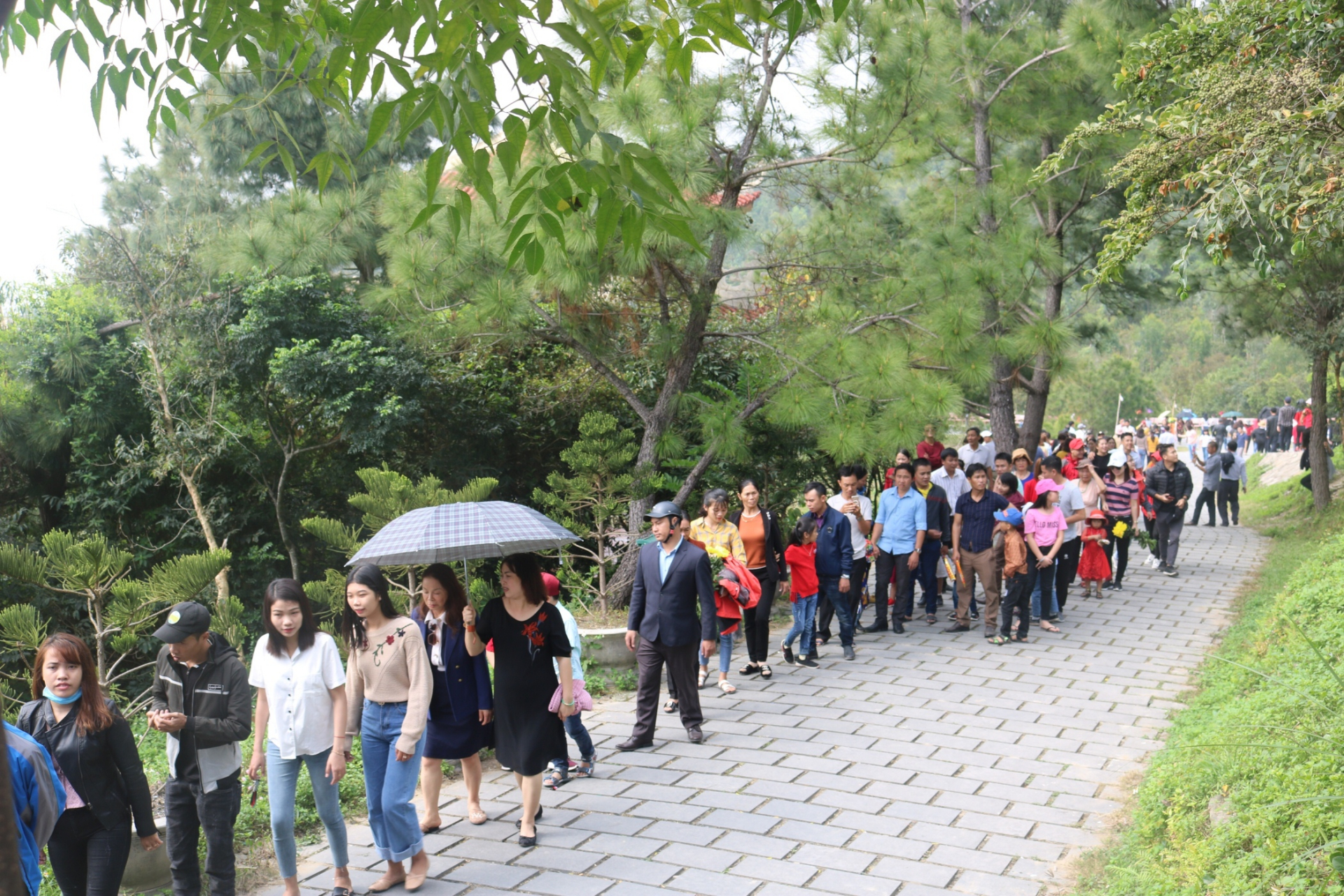 Thời tiết nóng bức, hàng ngàn người dân vẫn kiên nhẫn chờ viếng mộ Đại tướng