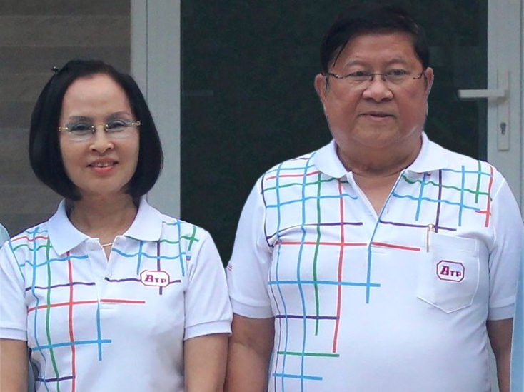 Ông Somthad Buntaphan và vợ.