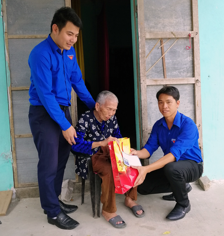 Lực lượng đoàn viên, thanh niên thăm và chúc Tết các gia đình có hoàn cảnh khó khăn trên địa bàn thị xã.