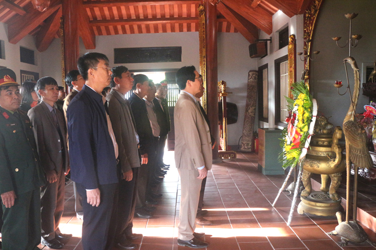 Lễ dâng hương Đền tưởng niệm Anh hùng liệt sỹ Trường Sơn tại Bến phà Long Đại được huyện Quảng Ninh tổ chức chu đáo mỗi dịp Tết đến, Xuân về.