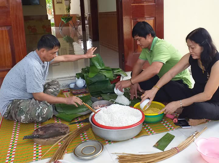 Người dân huyện Lệ Thủy gói bánh chưng đón Tết