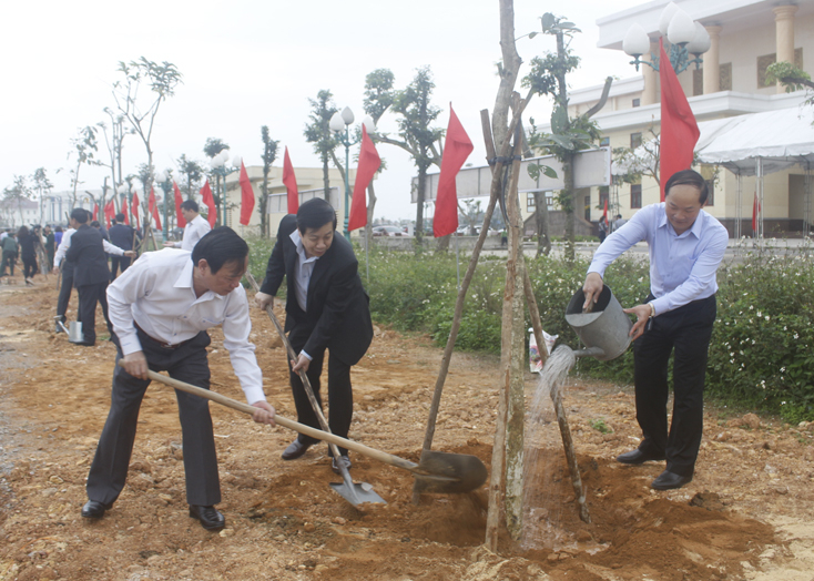 Hơn 400 cây xanh đã được trồng mới sau lễ phát động “Tết trồng cây Đời đời nhớ ơn Bác Hồ”.