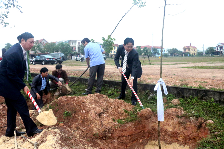 Lãnh đạo huyện Quảng Ninh tham gia 