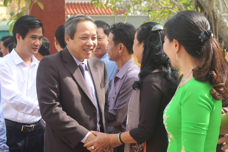 Đồng chí Bí thư Tỉnh uỷ Hoàng Đăng Quang trò chuyện với nhân dân xã Xuân Thuỷ