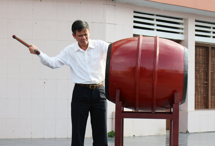 Đồng chí Trần Thắng, Ủy viên Ban Thường vụ Tỉnh ủy, Bí thư Thị ủy, Chủ tịch HĐND TX. Ba Đồn đánh trống khai hội.