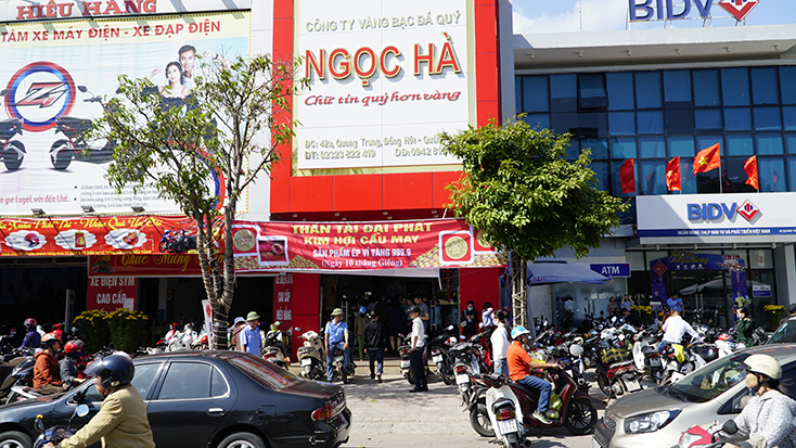 Giá vàng SJC 9999 trong ngày vía Thần Tài bán ra với giá 3,7 triệu đồng/chỉ