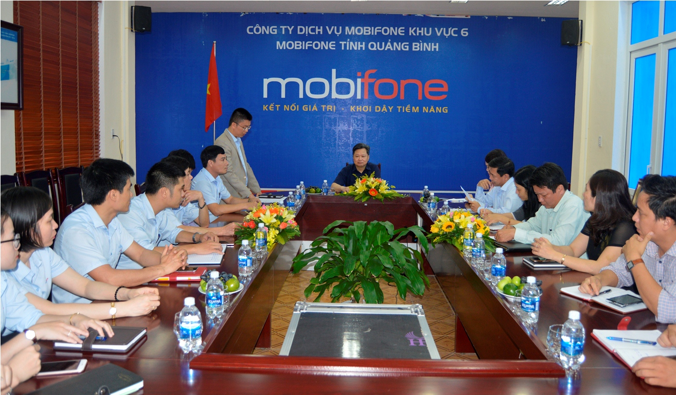 Lãnh đạo Mobifone Quảng Bình báo cáo kết quả sản xuất, kinh doanh năm 2018 và phương hướng, nhiệm vụ trong thời gian tới.