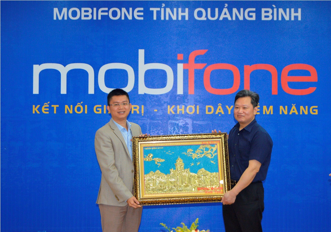 Đồng chí Phó Chủ tịch UBND tỉnh Nguyễn Tiến Hoàng tặng quà cho Mobifone Quảng Bình nhân dịp đầu năm mới.