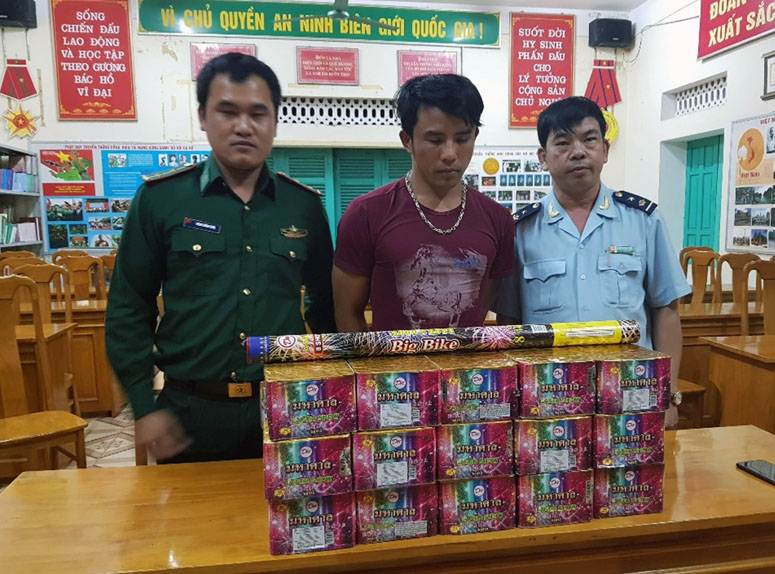 Nhiều vụ vận chuyển trái phép pháo qua biên giới đã bị Đồn biên phòng cửa khẩu quốc tế Cha Lo và các lực lượng chức năng bắt giữ.