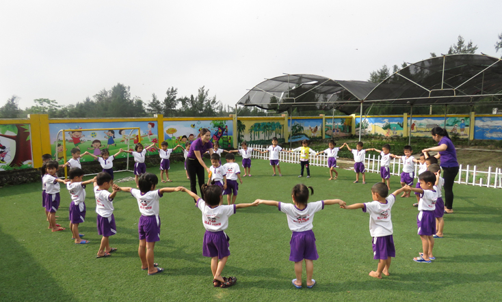 Các địa phương, đơn vị đã ưu tiên tập trung đầu tư trang thiết bị dạy học, đồ chơi ngoài trời cho các lớp mầm non 5 tuổi.