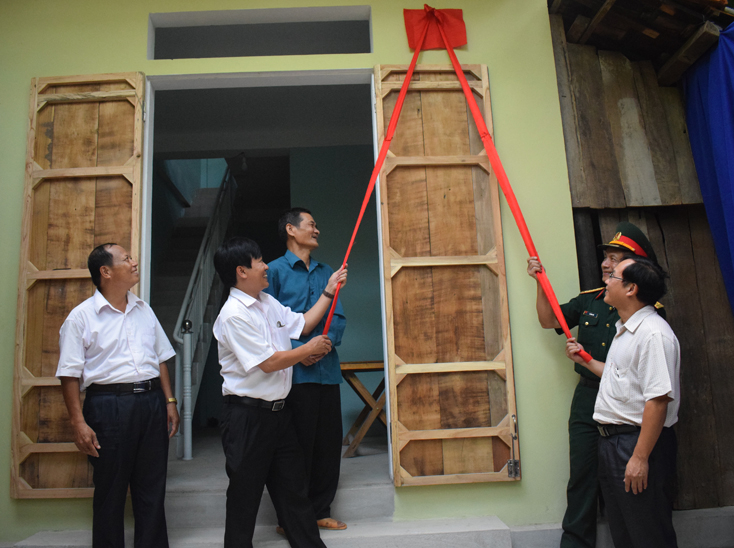 Thông qua cuộc vận động “Mỗi tổ chức, cá nhân gắn với một địa chỉ nhân đạo”, nhiều gia đình khó khăn đã được hỗ trợ xây dựng nhà mới kiên cố.