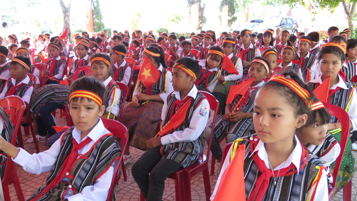Học sinh các xã đặc biệt khó khăn, nhất là học sinh trong độ tuổi phổ cập luôn được quan tâm hỗ trợ, tạo điều kiện có nơi ở và học hành thuận lợi.