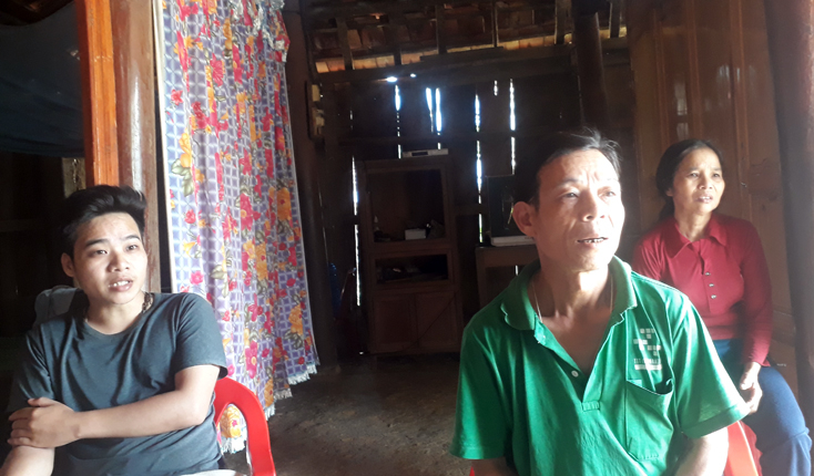 Vợ chồng cựu chiến binh Trương Văn Thanh và người con trai út bị bệnh tâm thần.
