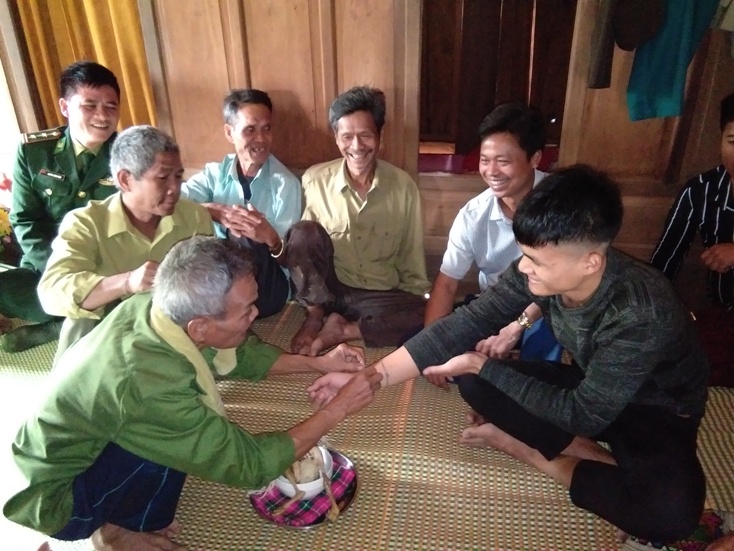 Lễ “buộc chỉ cổ tay” chúc em Hồ Cường lên đường may mắn.