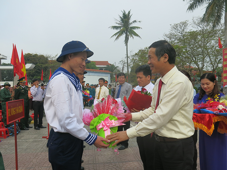 Đồng chí Trần Công Thuật, Phó Bí thư Thường trực Tỉnh ủy, Chủ tịch UBND tỉnh, Trưởng Đoàn Đại biểu Quốc hội tỉnh, Chủ tịch Hội đồng Nghĩa vụ Quân sự tỉnh tặng hoa, động viên tân binh huyện Lệ Thủy trước lúc lên đường nhập ngũ