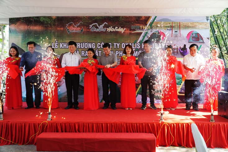 Cắt băng khai trương Công ty TNHH Oxalis Holiday.