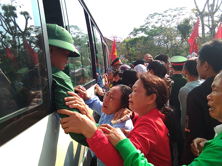 Phút chia tay bịn rịn.