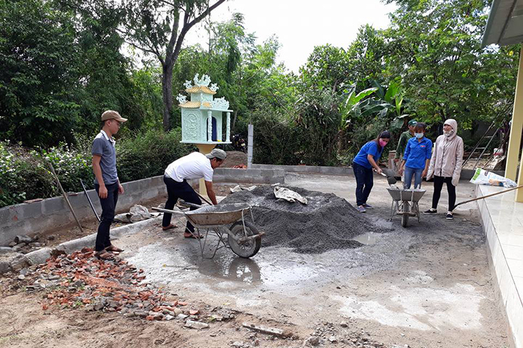 Thanh niên xã Vạn Ninh tích cực tham gia xây dựng nông thôn mới.   
