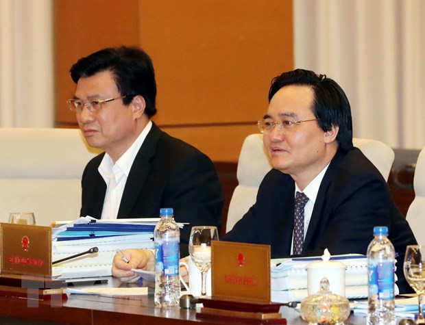 Bộ trưởng Bộ Giáo dục và Đào tạo Phùng Xuân Nhạ dự phiên họp. (Ảnh: Trọng Đức/TTXVN)