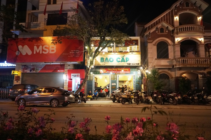 Cà phê Bao Cấp nằm khiêm nhường trên con phố Quang Trung (Đồng Hới).