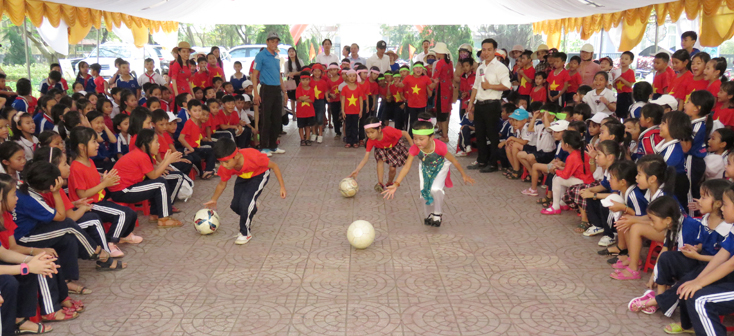 … và các trò chơi dân gian luôn thu hút đông đảo các em học sinh tham gia, cổ vũ hào hứng.