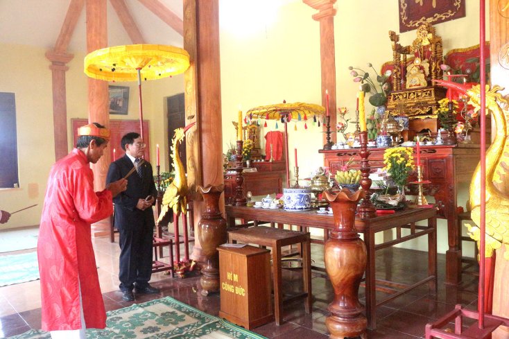 Lễ hội rằm tháng giêng là dịp để những người con làng Văn La tìm về nguồn cội, thắp hương trên bàn thờ Thành hoàng làng với tất cả lòng thành kính.