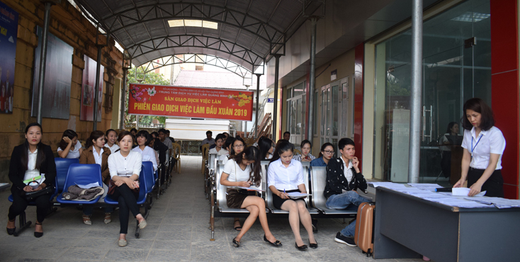 Phiên giao dịch việc làm đầu xuân Kỷ Hợi năm 2019 đã thu hút nhiều lao động tham gia.