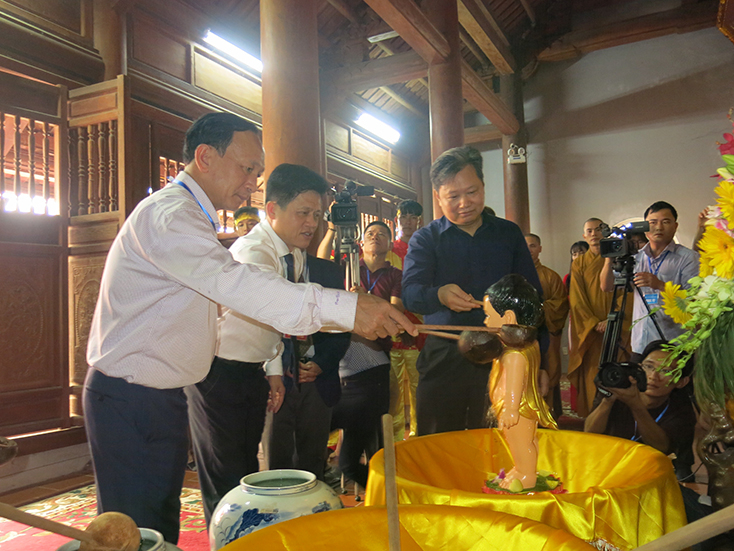 Các đồng chí lãnh đạo tỉnh, huyện đang thực hiện nghi lễ tắm phật