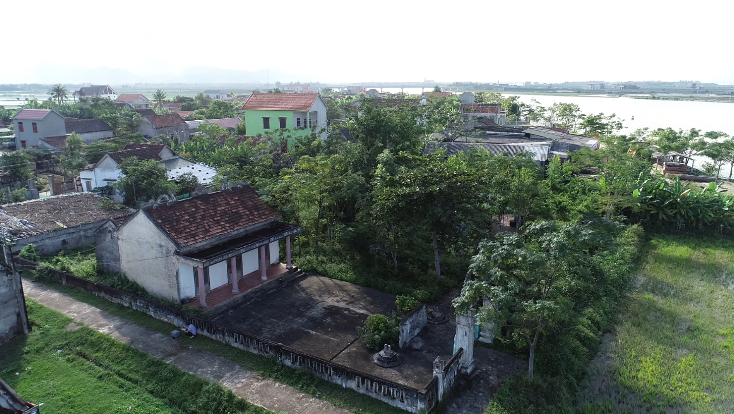 Đình làng Phù Trịch bên bờ sông Gianh.