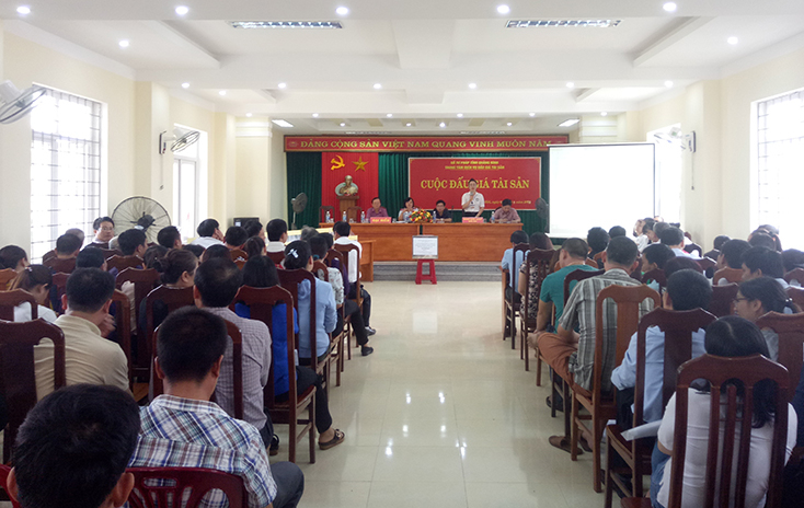 Một phiên đấu giá tài sản công tại thành phố Đồng Hới.