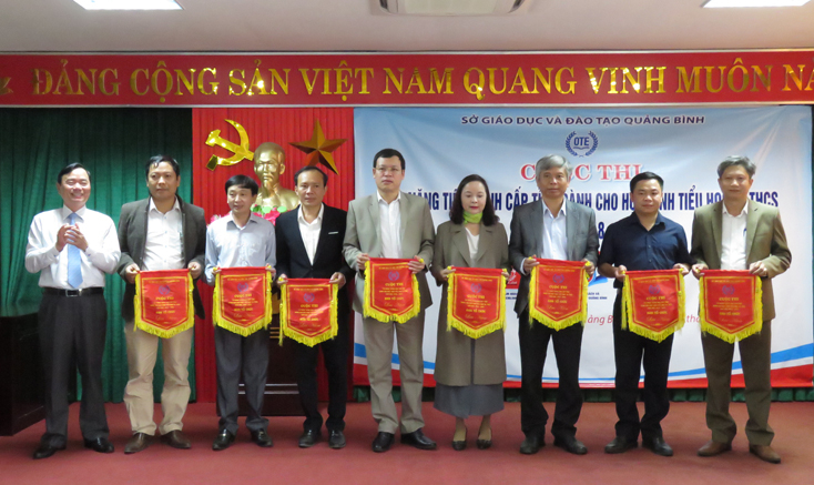  Đồng chí Đinh Quý Nhân, Tỉnh ủy viên, Giám đốc Sở Giáo dục - Đào tạo, Trưởng Ban tổ chức tặng cờ lưu niệm cho phòng GD-ĐT các huyện, thị xã, thành phố có thí sinh tham gia cuộc thi OTE.