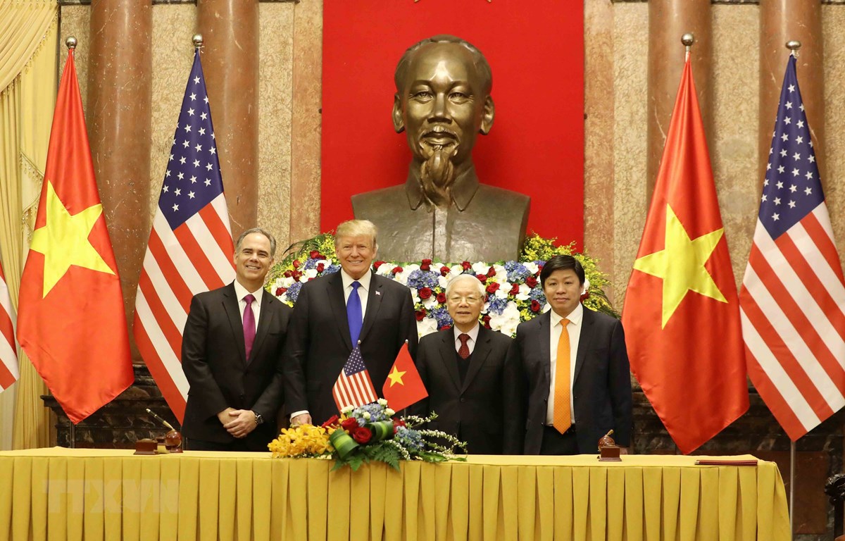 Tổng Bí thư, Chủ tịch nước Nguyễn Phú Trọng và Tổng thống Hoa Kỳ Donald Trump với các đại biểu tham gia ký kết thỏa thuận thương mại giữa VietjetAir và Công ty General Electric. (Ảnh: Phương Hoa/TTXVN)
