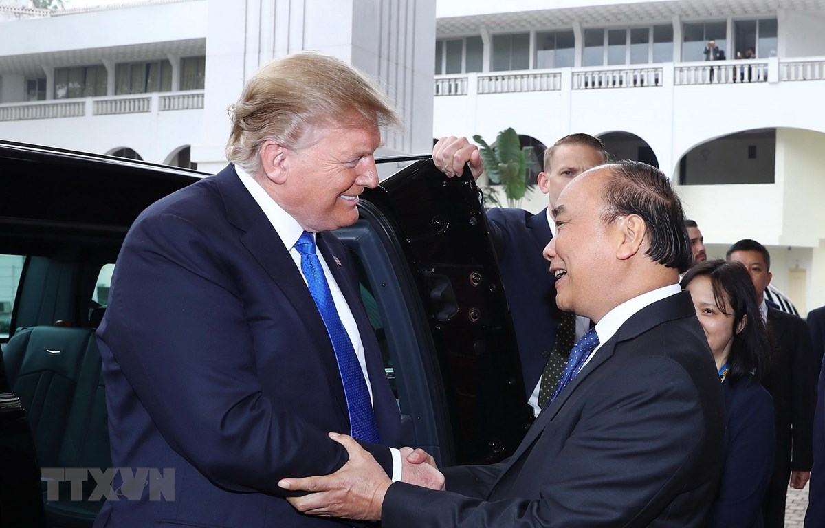 Thủ tướng Nguyễn Xuân Phúc đón Tổng thống Hoa Kỳ Donald Trump. (Ảnh: Thống Nhất/TTXVN)