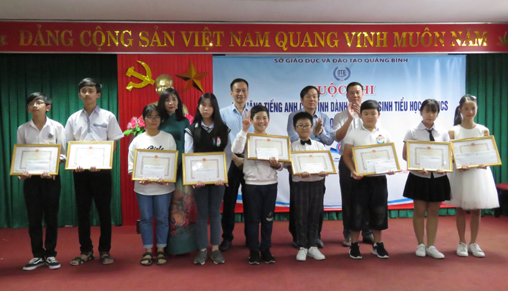 Các thí sinh đạt giải nhì cuộc thi Tài năng tiếng Anh cấp tỉnh. 