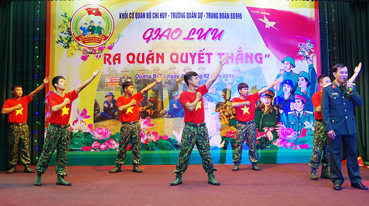 Tiết mục văn nghệ chào mừng tại buổi giao lưu. 