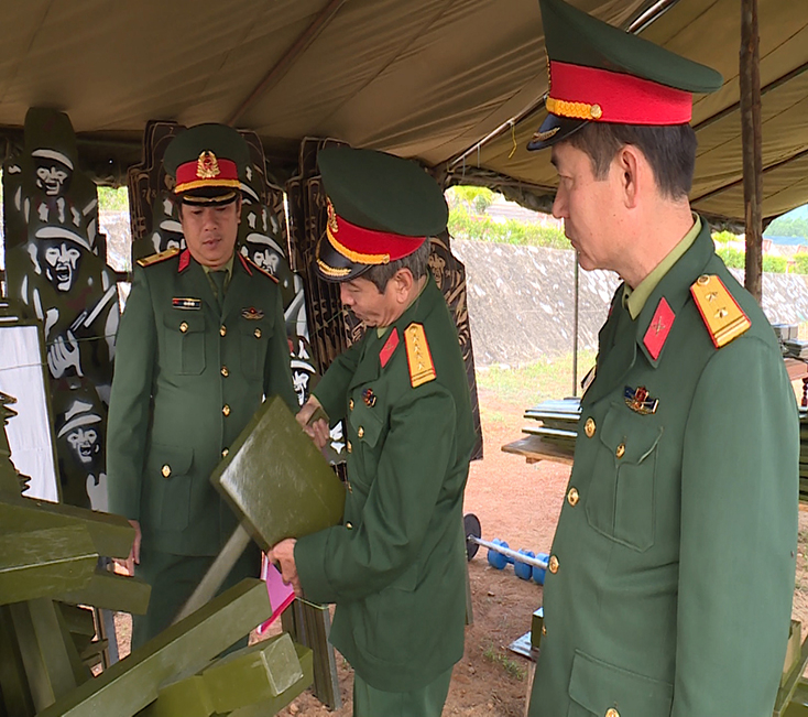 Kiểm tra công tác chuẩn bị huấn luyện tại Trung đoàn bộ binh 996. Ảnh: Hoàng Cuối. 