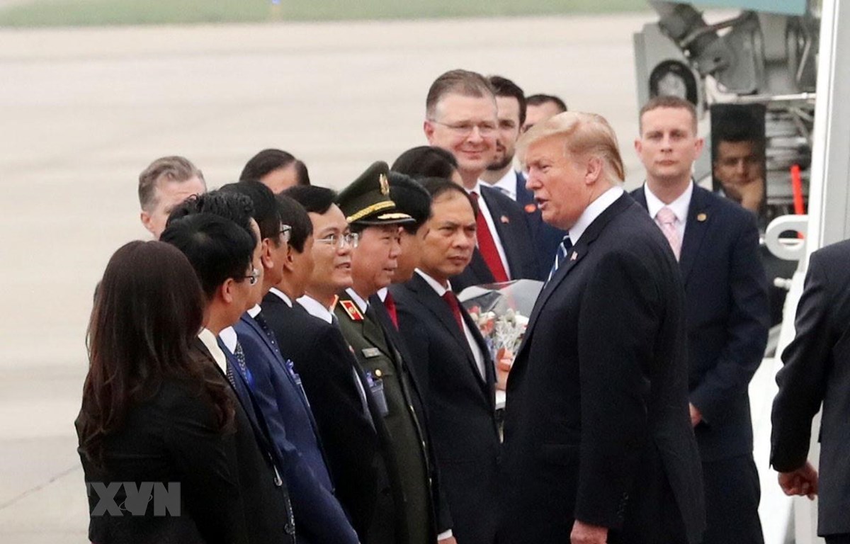 Các quan chức Việt Nam tiễn Tổng thống Mỹ Donald Trump tại sân bay quốc tế Nội Bài. (Ảnh: Trọng Đức/TTXVN)