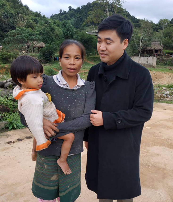 Cán bộ, giáo viên Trường PTDTBT TH và THCS Lâm Thủy, huyện Lệ Thủy vận động phụ huynh cho học sinh trở lại trường.