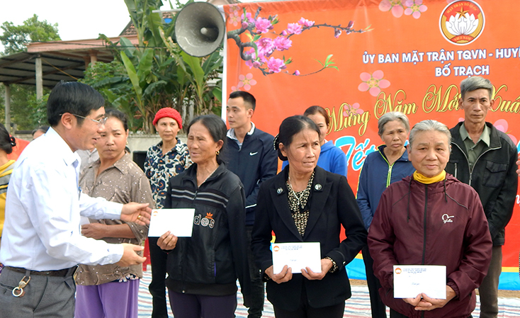 Ủy ban MTTQVN huyện Bố Trạch thường xuyên chăm lo đời sống cho các gia đình còn khó khăn trên địa bàn.