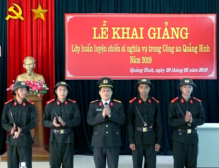 Đại diện lãnh đạo Công an tỉnh thăng quân hàm cho các chiến sỹ mới.