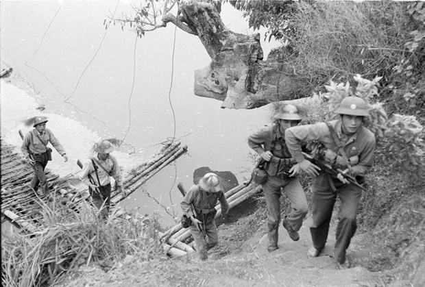 Bo doi bien phong - luc luong vung vang tren tuyen dau To quoc hinh anh 1Bộ đội Biên phòng huyện Trùng Khánh, tỉnh Cao Bằng làm nhiệm vụ tuần tra, bảo vệ biên giới (1983). (Ảnh: Đình Trân/TTXVN)