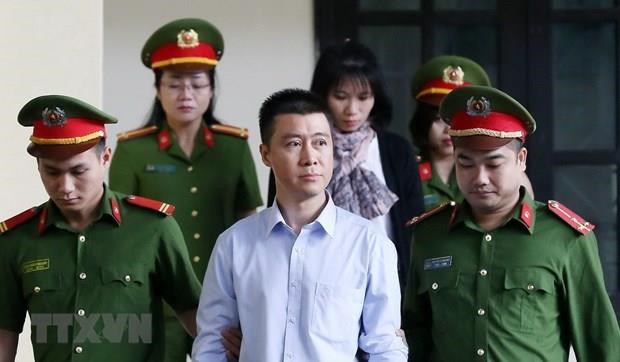 3 noi dung khang nghi trong vu an duong day danh bac nghin ty hinh anh 2Lực lượng chức năng đưa bị cáo Phan Sào Nam vào tòa. (Ảnh: Trung Kiên/TTXVN)
