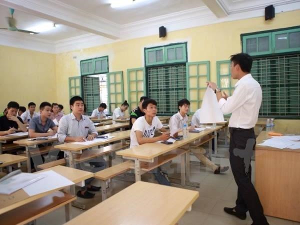 Cap giay chung nhan cho hoc sinh truot tot nghiep: Thua va chong cheo? hinh anh 2Một số ý kiến cho rằng việc cấp giấy chứng nhận hoàn thành chương trình trung học phổ thông sẽ chồng chéo với học bạ. (Ảnh: PV/Vietnam+)
