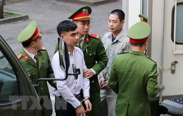 Mo phien toa xet xu phuc tham vu danh bac nghin ty qua mang hinh anh 1Lực lượng chức năng đưa các bị cáo vào tòa. (Ảnh: Trung Kiên/TTXVN)