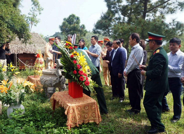 Đại tướng Đỗ Bá Tỵ, Ủy viên Ban Chấp hành Trung ương Đảng, Phó Chủ tịch Quốc hội và Đoàn giám sát của Quốc hội dâng hương tưởng niệm Đại tướng Võ Nguyên Giáp.