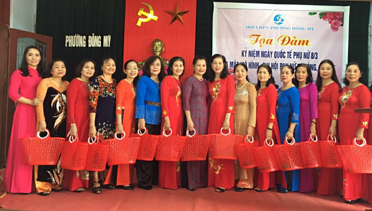 Hội LHPN phường Đồng Mỹ ra mắt các chi hội phụ nữ “5 không 3 sạch” xây dựng nông thôn mới, văn minh đô thị và phát giỏ nhựa cho hội viên. 
