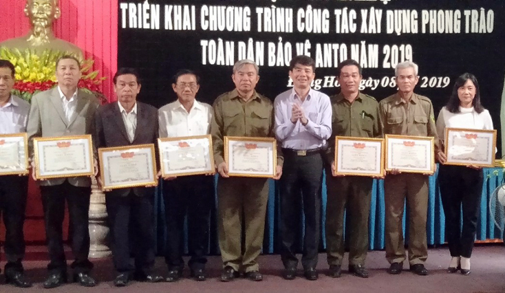 Đại diện lãnh đạo TP. Đồng Hới khen thưởng các tập thể và cá nhân có thành tích trong công tác xây dựng phong trào toàn dân bảo vệ ANTQ năm 2018.