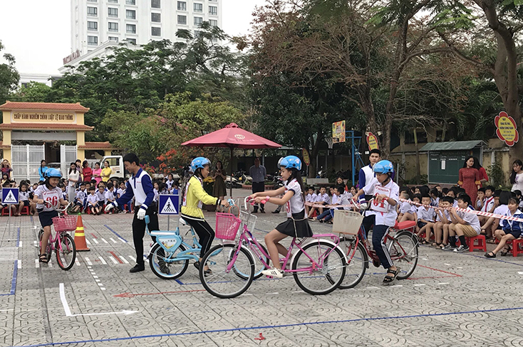 Các em học sinh tham gia phần thực hành.