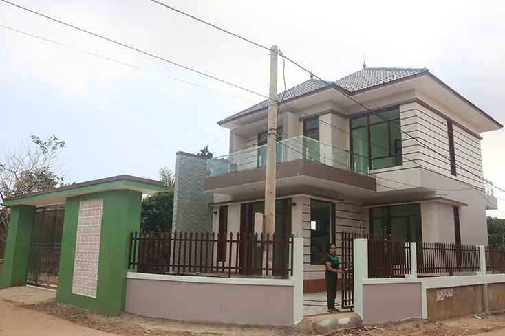 Với số tiền có được từ XKLĐ, anh Đàm Minh Hiền gửi về cho mẹ Hoàng Thị Phước (thôn Trung Minh, xã Quảng Châu) xây dựng ngôi biêt thự tiền tỷ. 	Tải